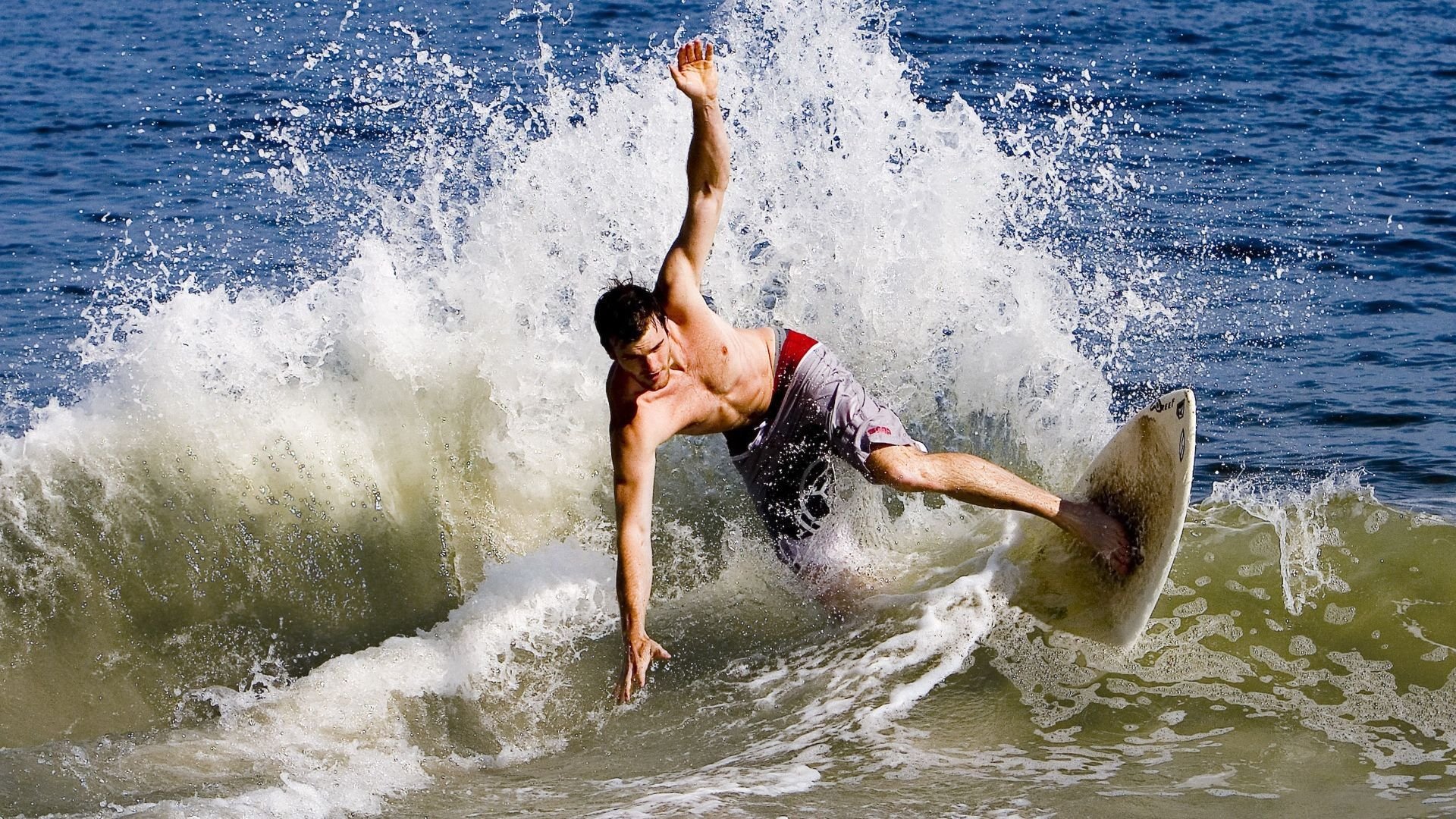 开云-不屈是克莱唯一的肌肉记忆！从尘封替补到剑指冠军，他用十一记三分诠释何为硬汉重生